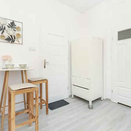 Unique With Free Parking In Only 500m From The By Renters アパート *