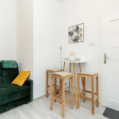 Unique With Free Parking In Only 500m From The By Renters アパート *